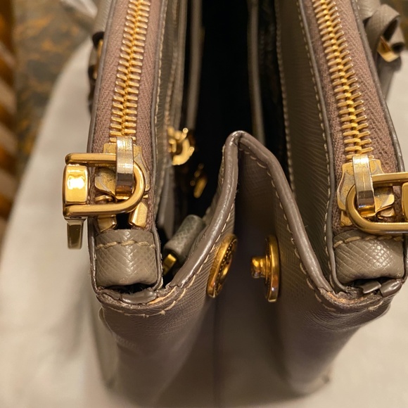 PRADA SAFFIANO LUX DOUBLE ZIP HANDBAG (ARGUILLA) - Picture 13 of 16